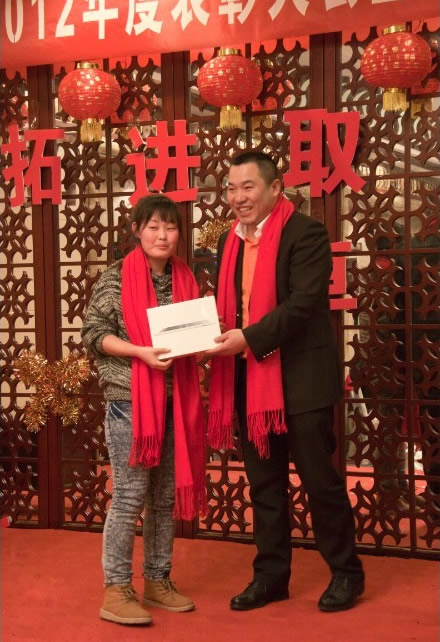 反差百科2012年优秀员工暨2013年年会实况 - 特等奖抽奖：奖品为 ipads 4