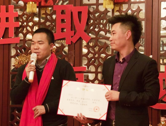 反差百科2012年优秀员工暨2013年年会实况 - 颁奖领导与最佳新人引导员工颁发荣誉证书和奖品铁三角耳机