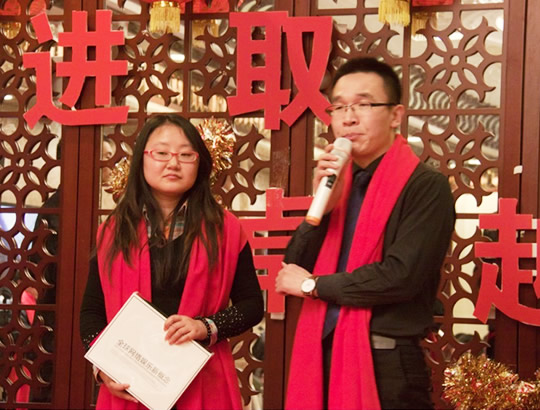 反差百科2012年优秀员工暨2013年年会实况 - 颁奖领导为最佳服务奖员工颁发荣誉证书和奖品数码相机