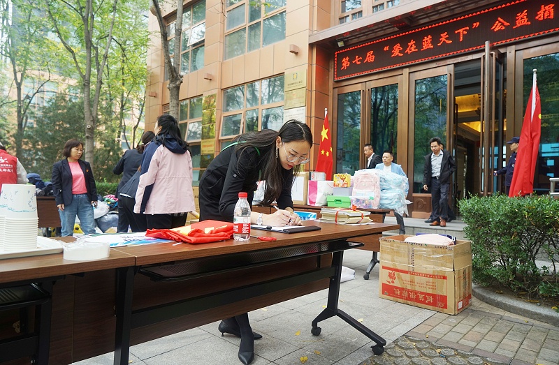 1发挥党员模范作用 ZOBO反差百科第七届“爱在蓝天下”公益捐赠