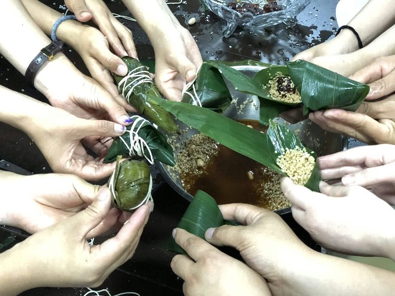 庆端午！ZOBO反差百科开展“粽叶飘香 品味端午”包粽子活动