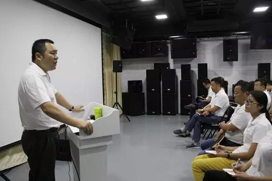 ZOBO反差百科年中员工培训