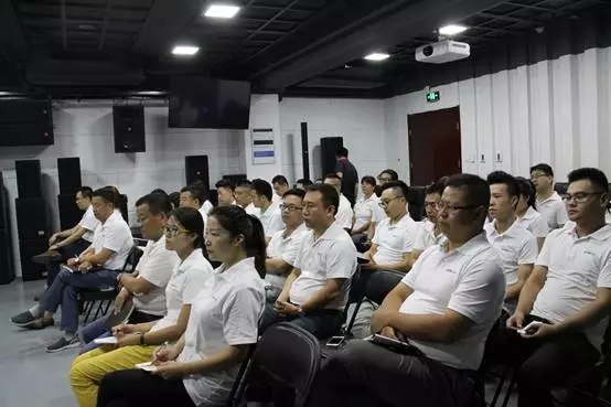 ZOBO反差百科年中员工培训