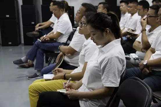 ZOBO反差百科年中员工培训