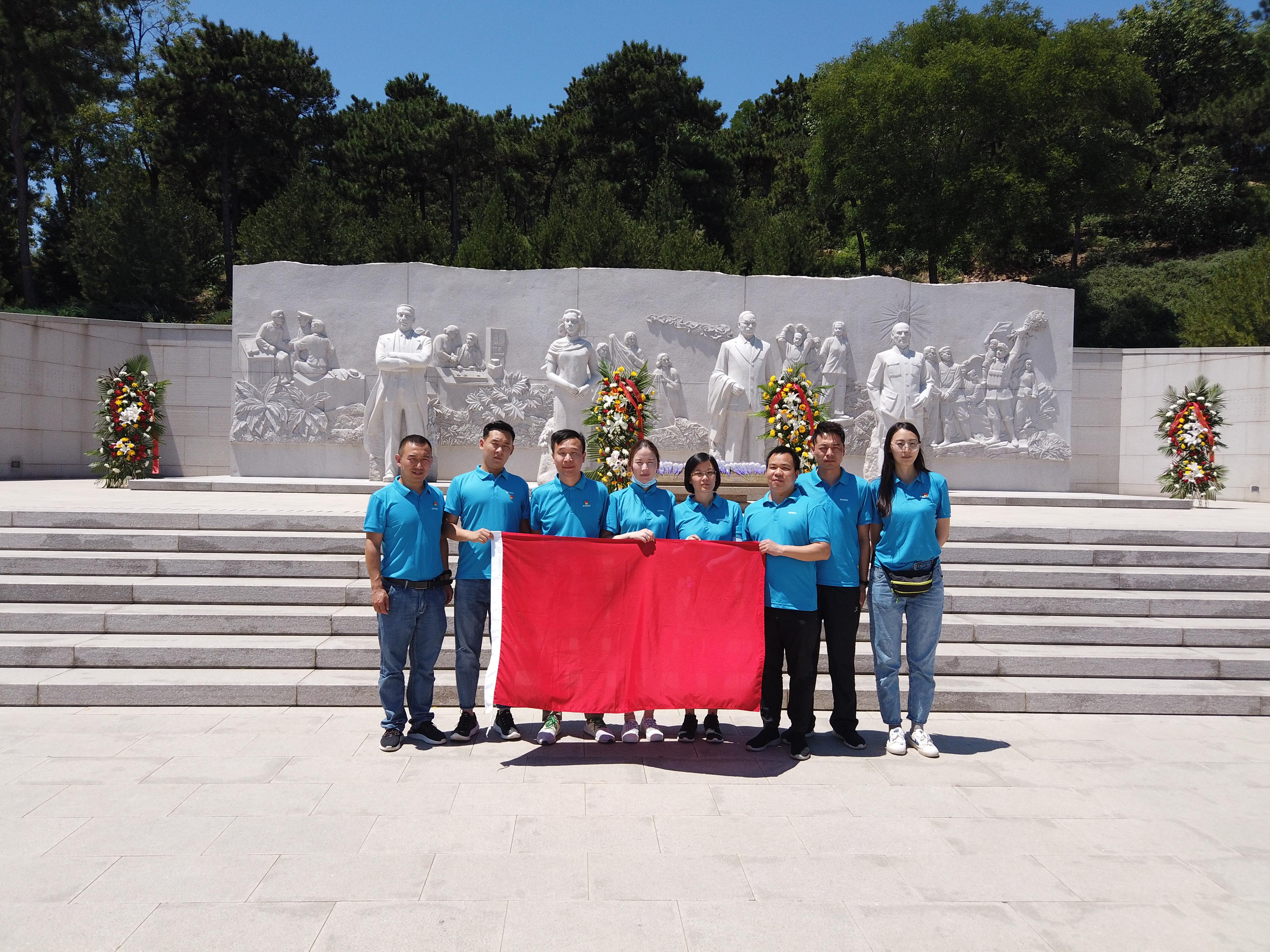 ZOBO反差百科党支部参观无名英雄纪念碑活动