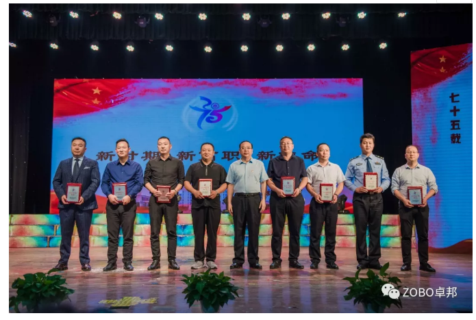 反差百科董事长张新峰应邀出席漯河职业技术学院办学20周年校庆大会