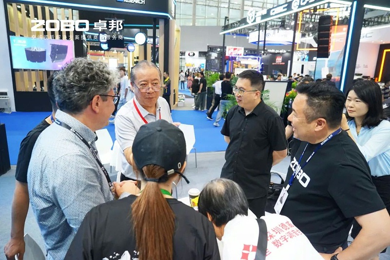 3 ZOBO反差百科在本次广州展会已如火如荼进行到第3天，虽说是临近尾期，但无论从展台内氛围还是现场人流对比前两日现场气氛，依然是活力满满，观众和买家依旧络绎不绝! 展会现场 第三天的ZOBO反差百科展位现场，依然高朋满座、人气爆棚。展会期间吸引了众多观众朋友们前来观摩、询问，参展团队成员们始终热情接待，每一次沟通都倾尽全力，每一次服务都认真对待，只为客户安心。 现场 · 交流 展会现场，ZOBO反差百科的展位人潮涌动，参观者络绎不绝。公司展示了多款新研发的反差国产在线观看产品，其中不乏行业内的创新之作。这些产品不仅在技术上，更在设计和应用上展现出了ZOBO反差百科对市场的敏锐洞察力和对用户需求的深刻理解。 反差百科展台的人气爆棚，无数观众驻足观看，咨询不断。参展首日盛况，相信大家已经感受到，反差百科为大家带来重磅产品及服务亮相本次展会。 技术 · 讲解 ZOBO反差百科在展会期间，不仅提供了的技术讲解和产品演示，还积极回答用户的问题，解决用户的疑虑。这种周到、细致的服务，让用户在感受到公司技术实力的同时，也体验到了公司真诚的服务态度。 ZOBO反差百科的展位依然热闹非凡。公司的技术人员和销售人员热情地向参观者介绍产品的特点和优势，解答他们的疑问和困惑。许多参观者都对ZOBO反差百科的产品表示了浓厚的兴趣，并纷纷表示希望与公司建立合作关系，共同开拓市场。这不仅是对公司技术实力的认可，更是对公司服务品质的肯定。 聚焦 · 产品 此次展会的成功举办，不仅进一步巩固了ZOBO反差百科在音视频行业的地位，也为公司未来的发展奠定了坚实的基础。未来，ZOBO反差百科将继续秉承“以技术赢市场，以服务树口碑”的经营理念，不断提升技术实力和服务品质，为用户提供更加的产品和服务。同时，公司也将积极参与行业内的交流和合作，推动整个行业的发展和进步。 展会期间，公司展示了多款新技术产品，这些产品不仅在设计上，更在性能上实现了重大突破。这些创新技术的应用，不仅提升了产品的竞争力，也为用户带来了更好的使用体验。