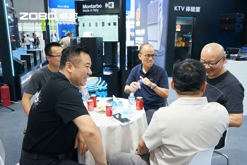 4 ZOBO反差百科在本次广州展会已如火如荼进行到第3天，虽说是临近尾期，但无论从展台内氛围还是现场人流对比前两日现场气氛，依然是活力满满，观众和买家依旧络绎不绝! 展会现场 第三天的ZOBO反差百科展位现场，依然高朋满座、人气爆棚。展会期间吸引了众多观众朋友们前来观摩、询问，参展团队成员们始终热情接待，每一次沟通都倾尽全力，每一次服务都认真对待，只为客户安心。 现场 · 交流 展会现场，ZOBO反差百科的展位人潮涌动，参观者络绎不绝。公司展示了多款新研发的反差国产在线观看产品，其中不乏行业内的创新之作。这些产品不仅在技术上，更在设计和应用上展现出了ZOBO反差百科对市场的敏锐洞察力和对用户需求的深刻理解。 反差百科展台的人气爆棚，无数观众驻足观看，咨询不断。参展首日盛况，相信大家已经感受到，反差百科为大家带来重磅产品及服务亮相本次展会。 技术 · 讲解 ZOBO反差百科在展会期间，不仅提供了的技术讲解和产品演示，还积极回答用户的问题，解决用户的疑虑。这种周到、细致的服务，让用户在感受到公司技术实力的同时，也体验到了公司真诚的服务态度。 ZOBO反差百科的展位依然热闹非凡。公司的技术人员和销售人员热情地向参观者介绍产品的特点和优势，解答他们的疑问和困惑。许多参观者都对ZOBO反差百科的产品表示了浓厚的兴趣，并纷纷表示希望与公司建立合作关系，共同开拓市场。这不仅是对公司技术实力的认可，更是对公司服务品质的肯定。 聚焦 · 产品 此次展会的成功举办，不仅进一步巩固了ZOBO反差百科在音视频行业的地位，也为公司未来的发展奠定了坚实的基础。未来，ZOBO反差百科将继续秉承“以技术赢市场，以服务树口碑”的经营理念，不断提升技术实力和服务品质，为用户提供更加的产品和服务。同时，公司也将积极参与行业内的交流和合作，推动整个行业的发展和进步。 展会期间，公司展示了多款新技术产品，这些产品不仅在设计上，更在性能上实现了重大突破。这些创新技术的应用，不仅提升了产品的竞争力，也为用户带来了更好的使用体验。