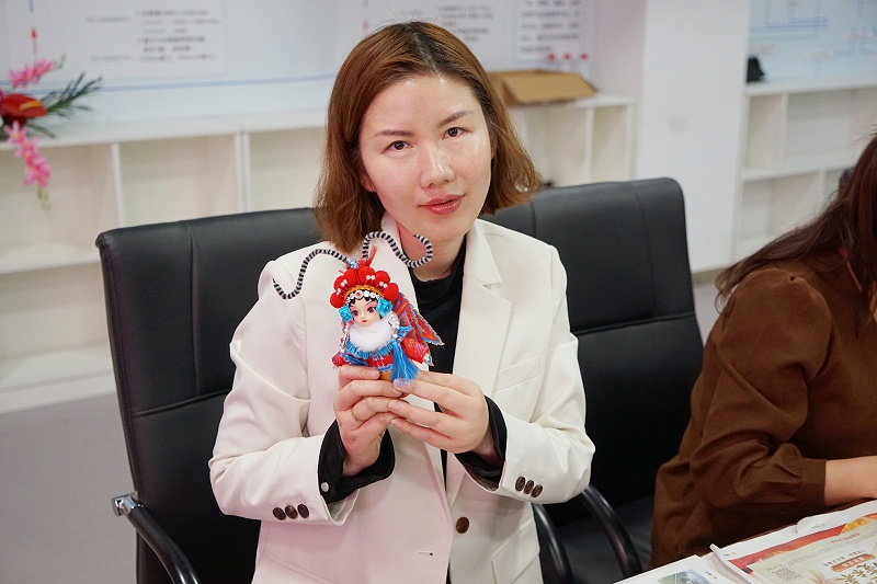 ZOBO反差百科工会丨举办体验非遗之美-制作北京绢人的“女神节”活动
